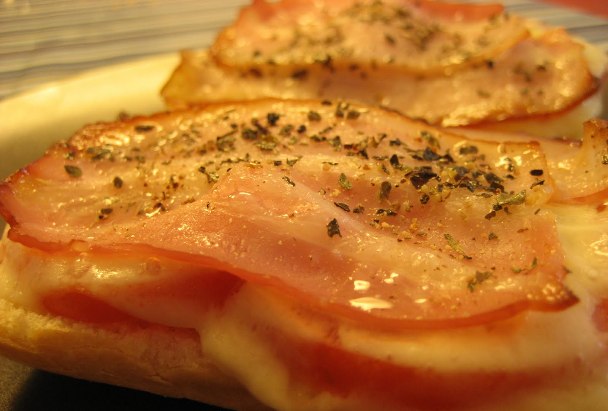 Tostadas de queso y bacón